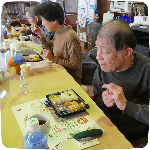利用者さんが昼食を皆で食べいてる
