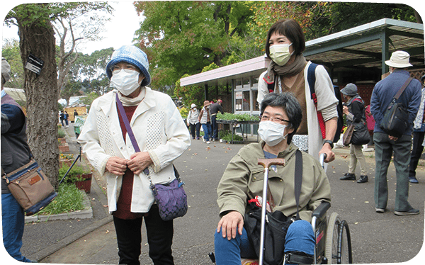 職員と利用者の方がリハビリを兼ねて外出